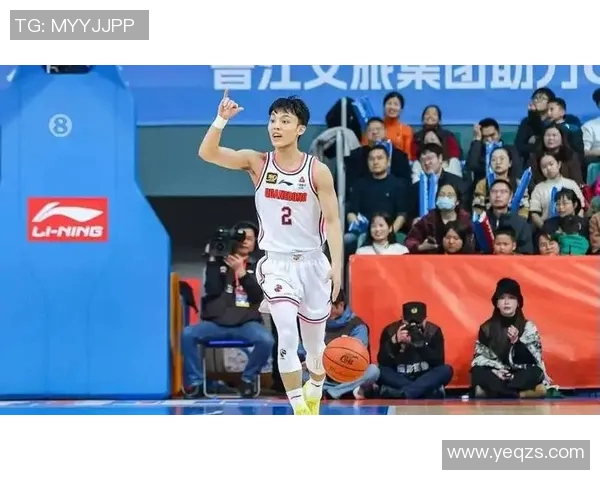 徐杰：从青涩少年到篮球场上的璀璨明星的成长之路与奋斗故事